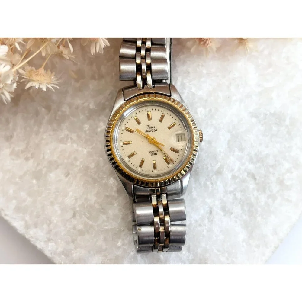 Timex Indiglo Silver Toned Fluted Bezel Vintage Wristwatch - 25mm - WORKS!